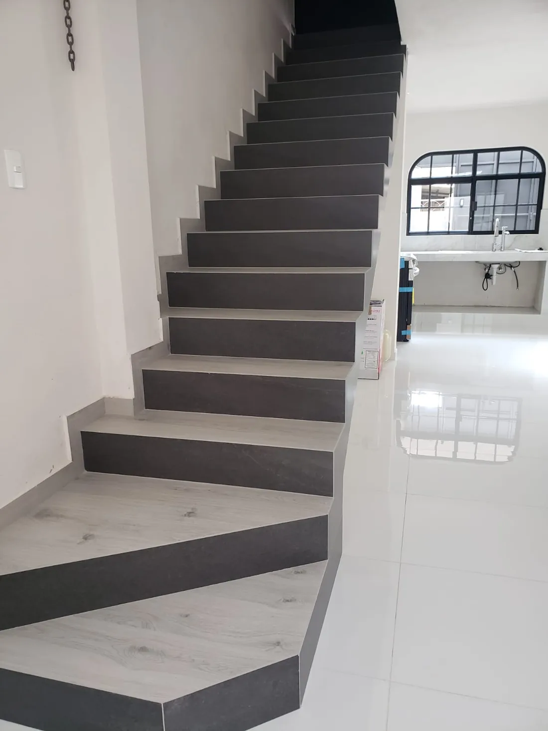 Acabados de escalera y espacio terminado